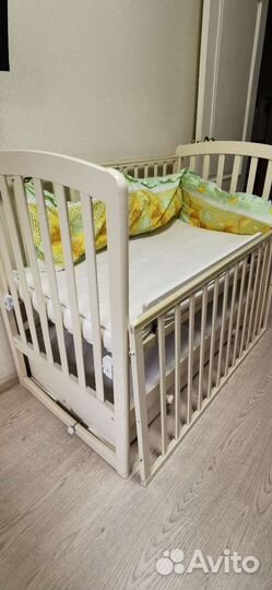 Детская кроватка с поперечным маятником
