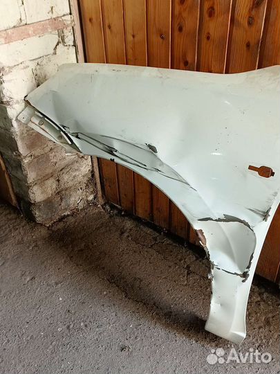 Крыло переднее левое на гранту аварийное