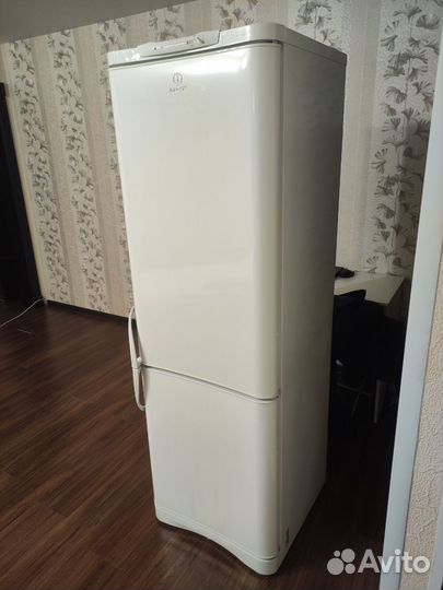Холодильник бу indesit