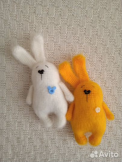 Зайчик вязаный