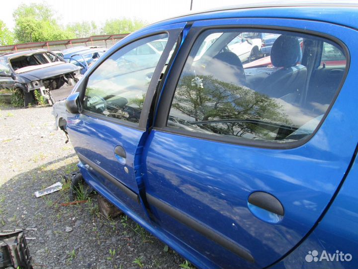 Левая передняя дверь Peugeot 206 2003