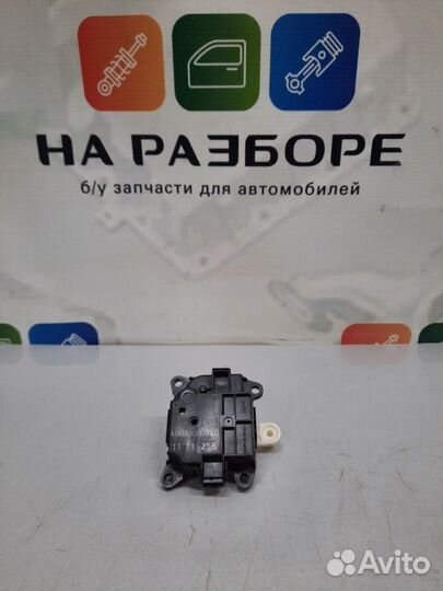 Сервопривод заслонки отопителя задний Infiniti