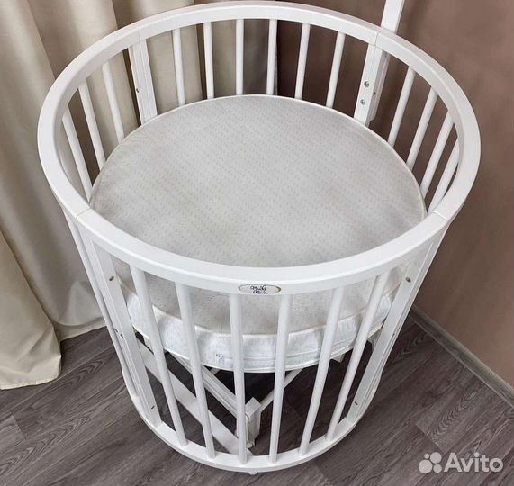 Детская кроватка с маятником