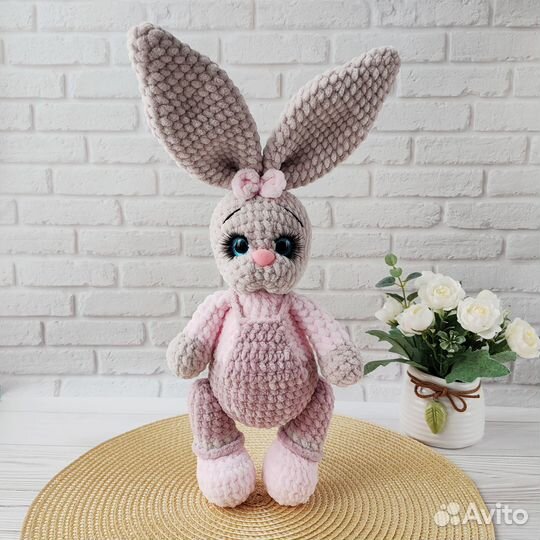 Вязаные игрушки ручной работы Зайка в комбинезоне