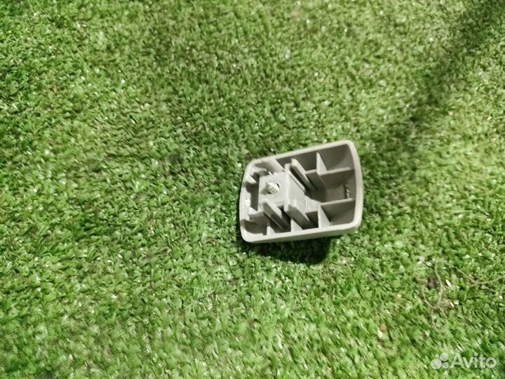 Крепление солнцезащитного козырька Ford Focus 2