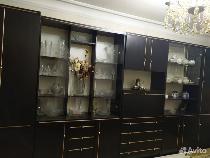 Стенка целая,в хорошем состоянии