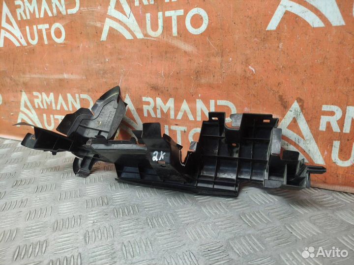 Дефлектор радиатора правый Toyota Camry 8 XV70