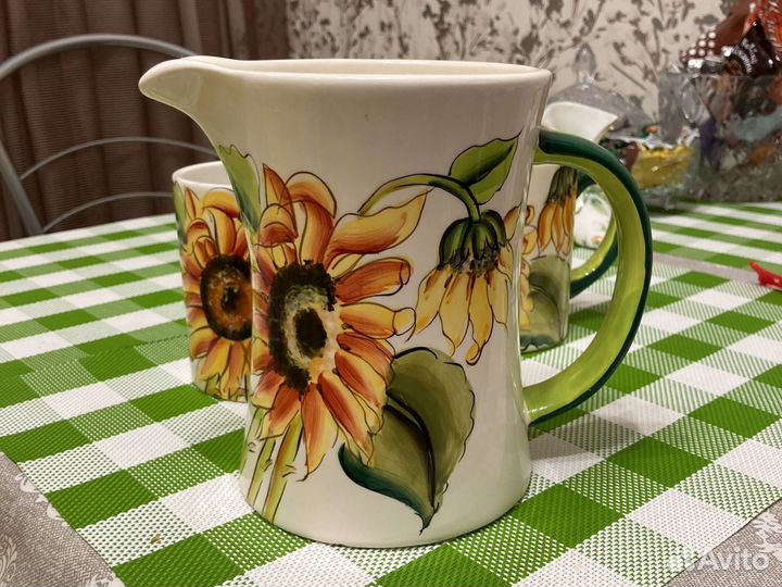 Кувшин с кружками