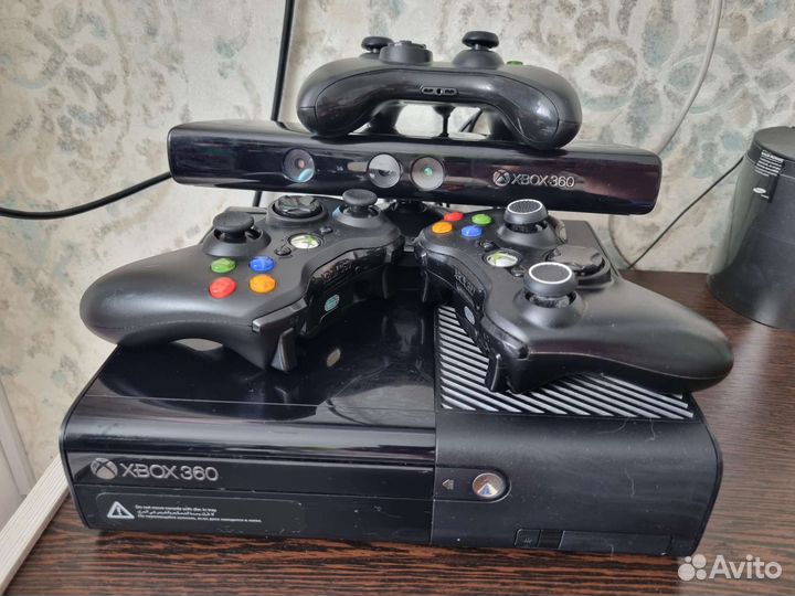 Xbox 360e + kinect, 500gb, freeboot aurora, 3 джоя