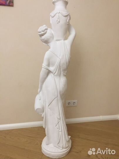 Статуя девушка с кувшинами