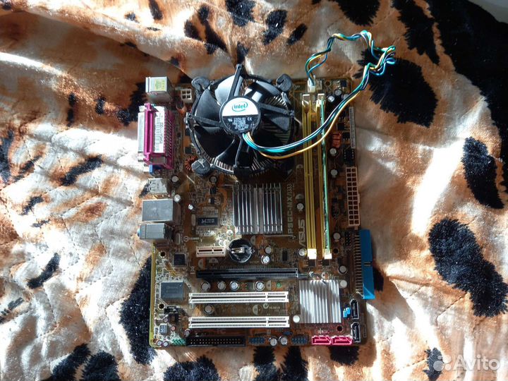 Материнская плата с процессором и памятью