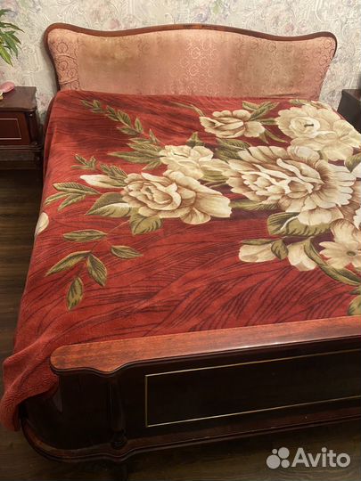 Кровать двухспальная с матрасом