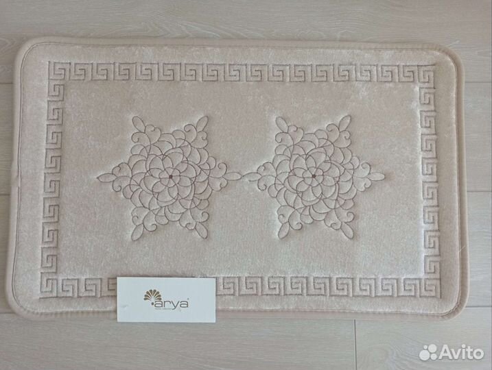 Коврик новый для ванны коридора