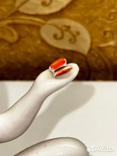 Фарфоровая статуэтка мальчик С бабочкой