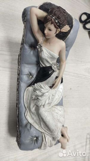 Девушка на кушетке