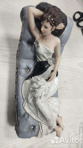 Девушка на кушетке