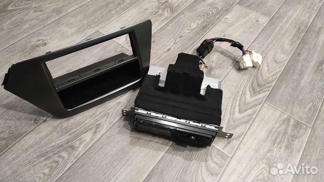 Рамка с полкой и магнитола с держателем kia rio 3