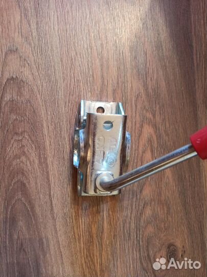 Струбцина крепления переднего колеса прицепа alko