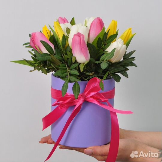 Букет из 15 тюльпанов микс в шляпной коробке
