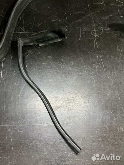 Уплотнитель капота мерседес w218 cls500 4matic