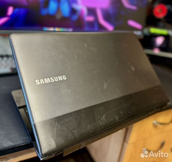 Samsung NP300E5A: i5 2450/6gb/GT520/320gb