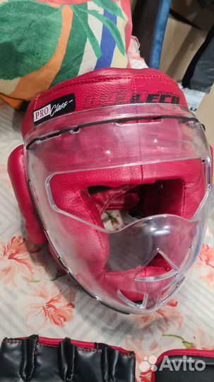 Шлем и краги для единоборств