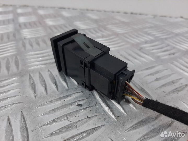 Кнопка аварийной сигнализации Volkswagen Polo