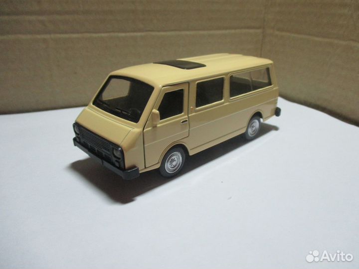 Модель машинка раф 2203