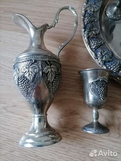 Кувшин с рюмками