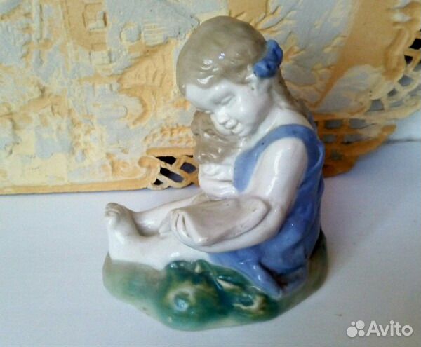 Фарфоровая статуэтка «Девочка с собакой и книгой»