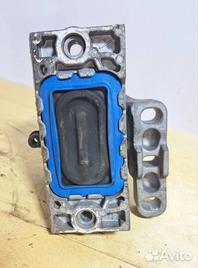 Опора двигателя правая VW Passat (B7) 2011