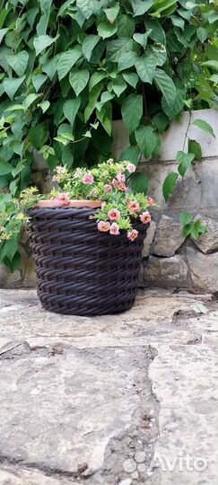 Кашпо напольное из ротанга