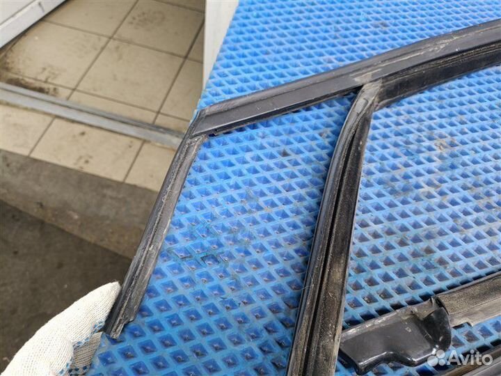 Уплотнитель стекла двери передний левый Volkswagen