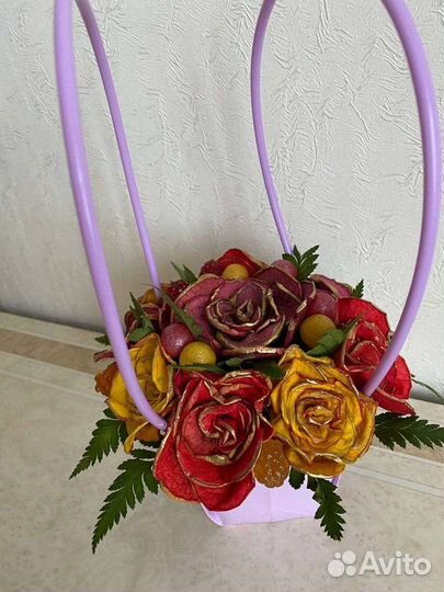 Букет в сумочке, корзине розы с сухофруктами