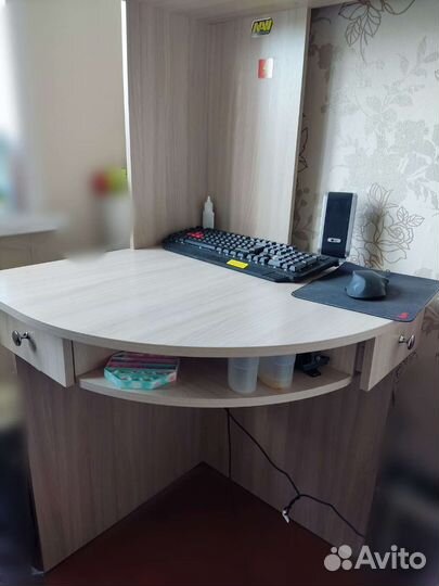Угловой компьютерный стол