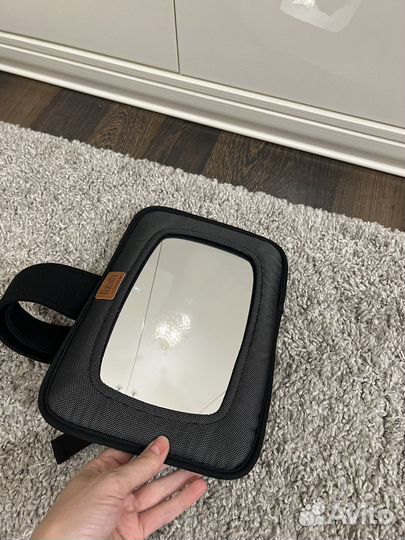 Зеркало, за наблюдением ребенка в машине