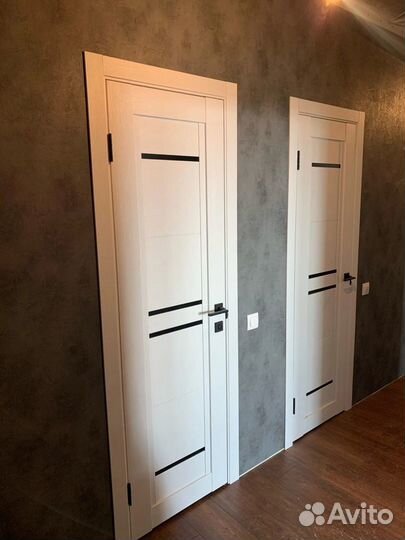 Двери с черным стеклом