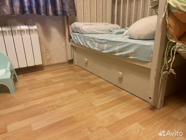 Детская кроватка с маятником