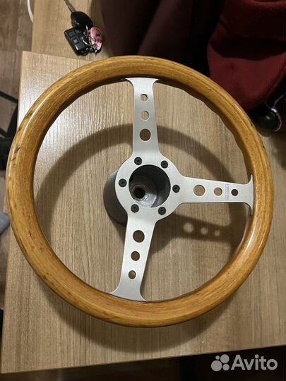 Деревянный руль с кнопкой