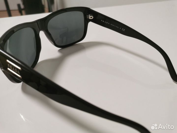 Солнечные очки Prada
