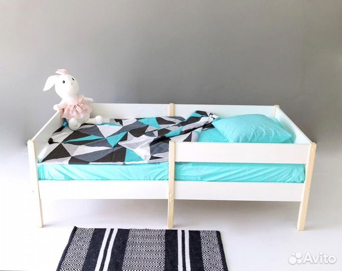 Детская кровать с защитным бортиком