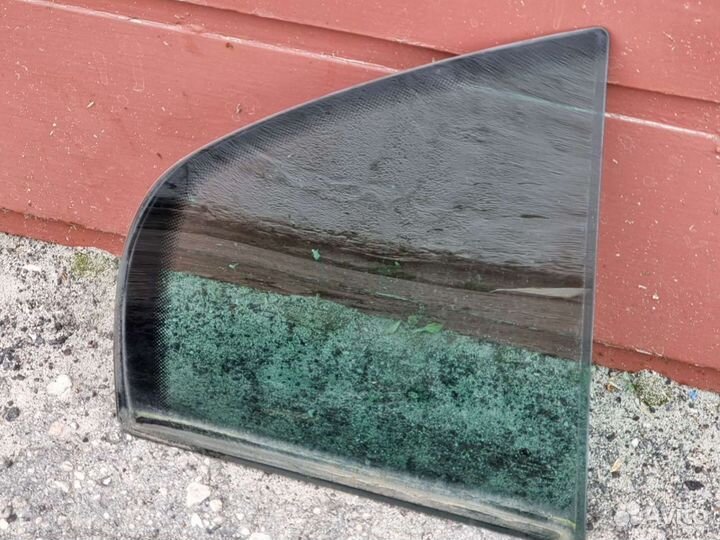 Форточка задней правой двери Шкода Суперб