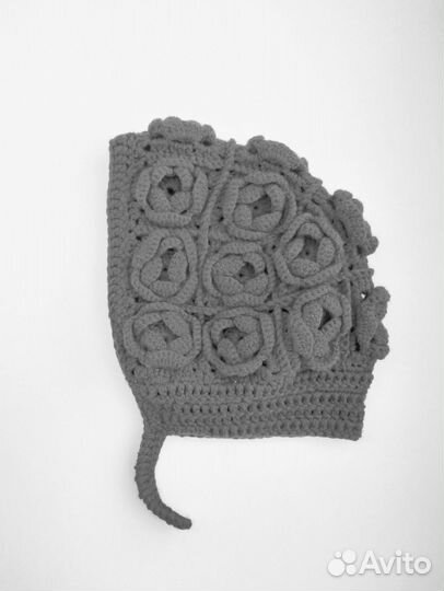 Чепчик женский вязаный кроше с розами