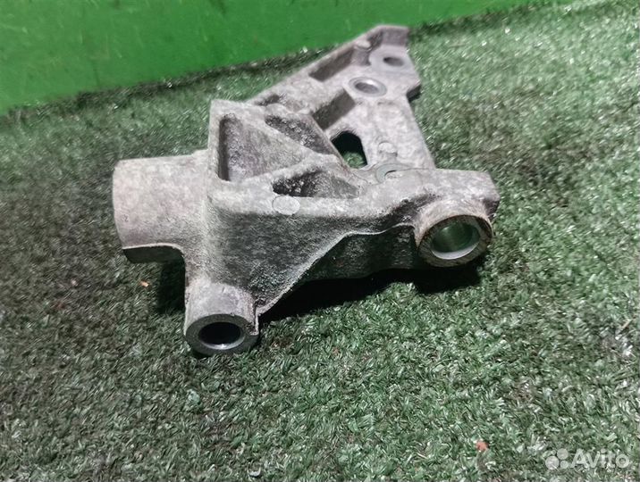 Кронштейн опоры двигателя правый Chrysler PT Crui