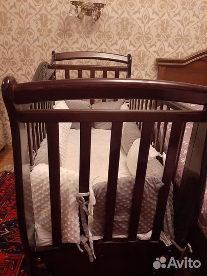 Детская кроватка с маятником и ящиком