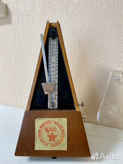 Метроном механический в деревянном корпусе. ГДР
