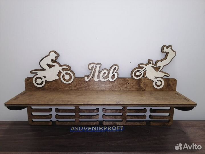 Деревянная медальница с полкой 