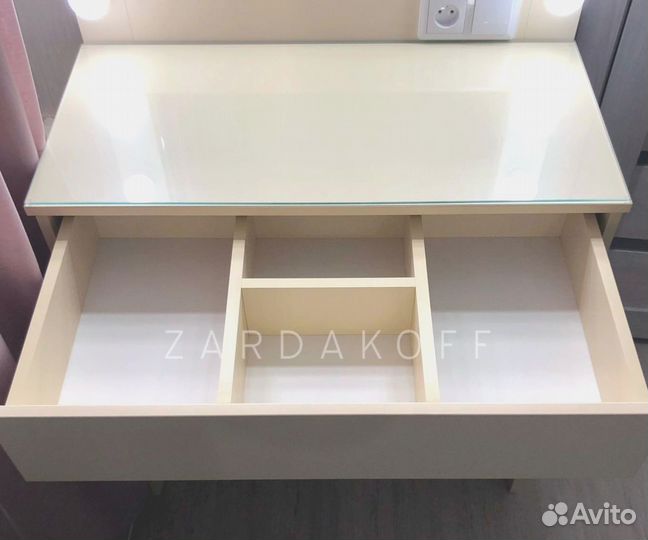 Гримерный стол и гримерное зеркало с подсветкой