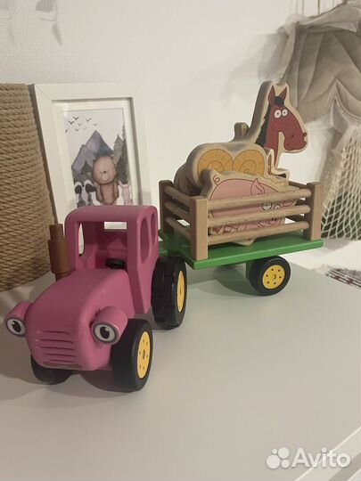 Игрушка Розовый трактор с прицепом и животными