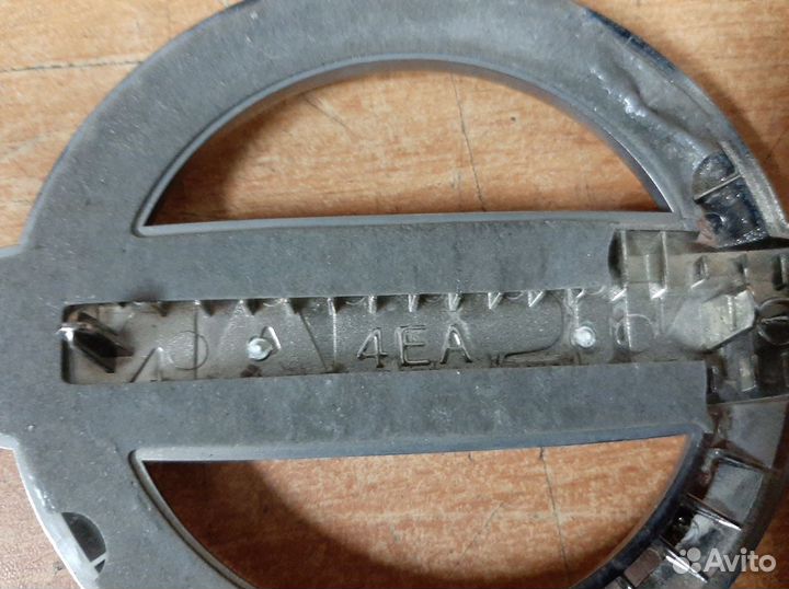 Эмблема багажника Ниссан Кашкай J11 908904EM0A